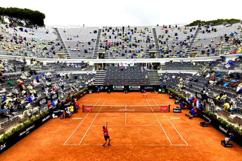 Τένις: Διακοπή λόγω βροχής στην αναμέτρηση του Τσιτσιπά με τον Τζόκοβιτς στη Ρώμη (βίντεο)
