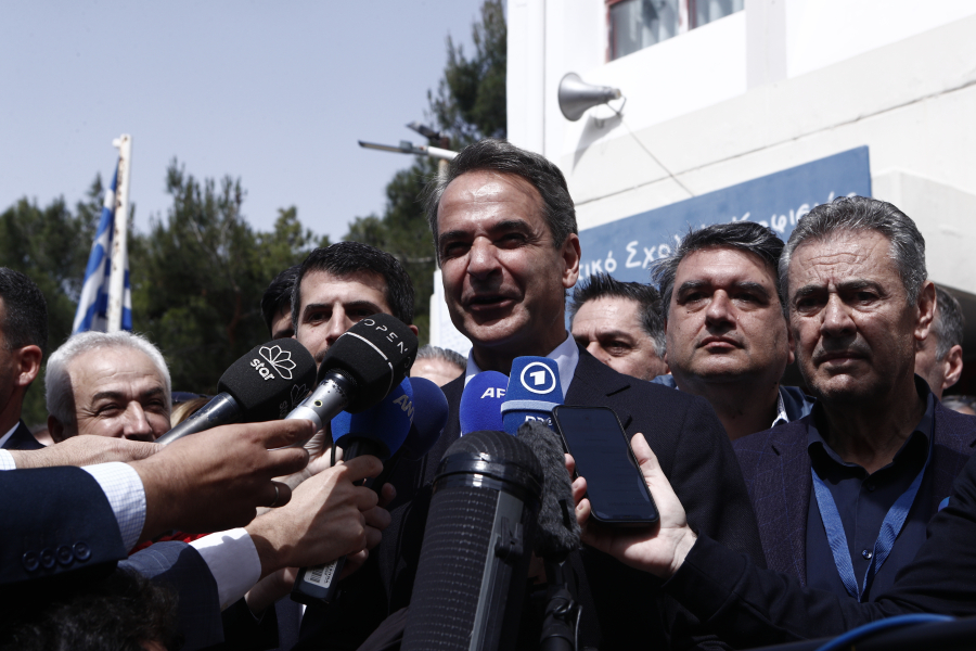 Εκλογές 2023: Ψήφισε με τον γιο του ο Κυριάκος Μητσοτάκης, «αύριο θα ξημερώσει μια ακόμη καλύτερη ημέρα για τη χώρα»