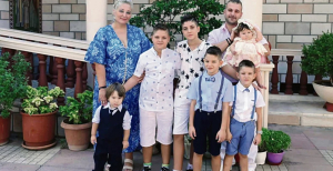 «Το παιδί μας δέχτηκε bullying, ζούσαμε με τους αρουραίους», λέει η οικογένεια που έφυγε από τη Φουρνά