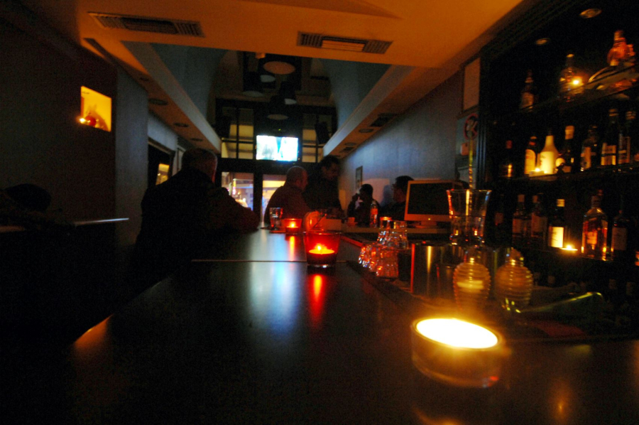 Πανικός σε μπαρ της Ρόδου, κατέρρευσε ανήλικη από υπερκατανάλωση αλκοόλ