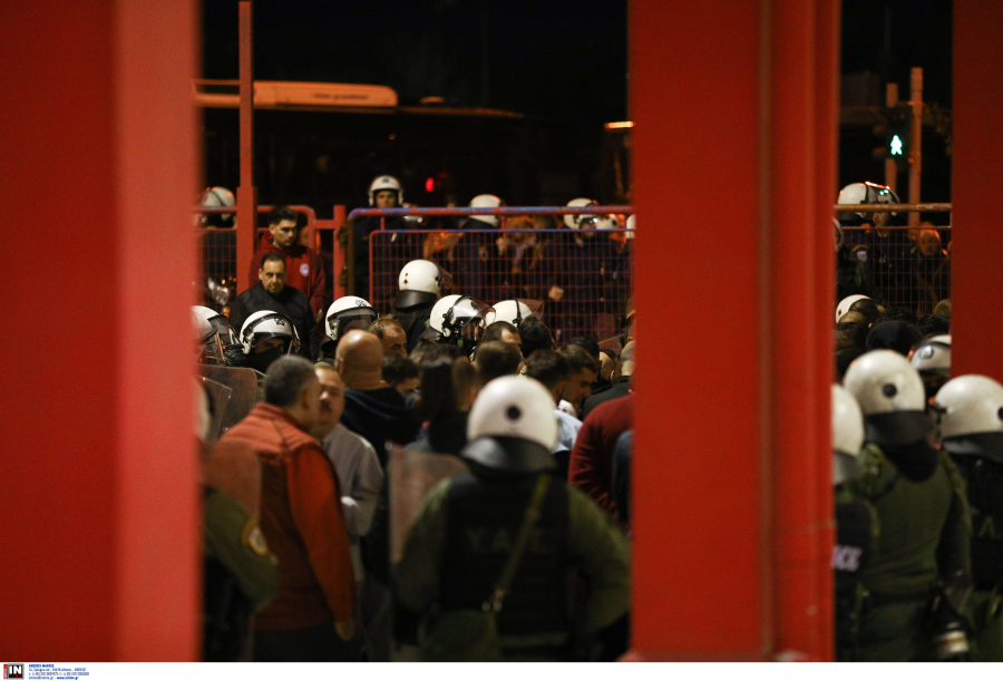 Επεισόδια Ρέντη: Ακρωτηρίασαν το πόδι του αστυνομικού