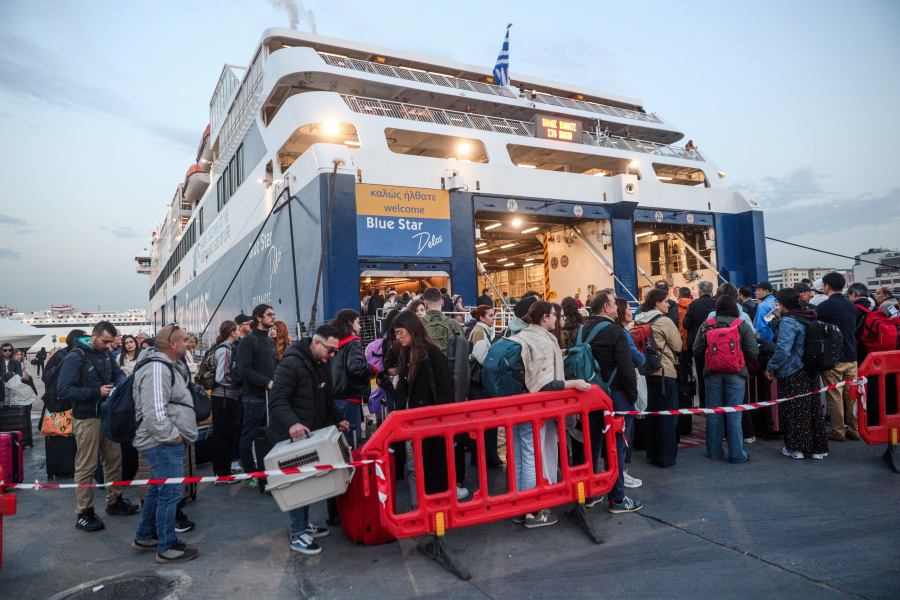 «Πώς θα γυρνούσαμε; Κολυμπώντας;» - Χαμός σε Σύρο και Ικαρία