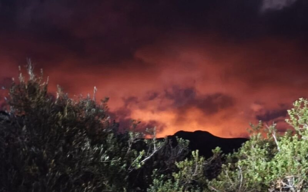 Φωτιά στο Λασίθι Κρήτης: Μαίνεται η μάχη με τις φλόγες - Ήχησε το 112 σε πέντε οικισμούς