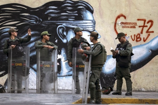 Βενεζουέλα: «Αιχμαλωσία» των θεσμών καταγγέλλει η αντιπολίτευση
