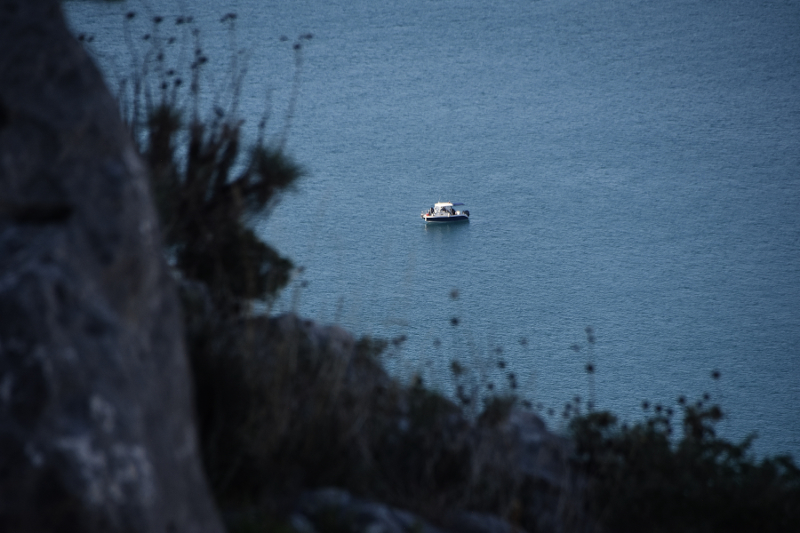 Νεκρός εντοπίστηκε ηλικιωμένος στο λιμάνι της Καρύστου - Γλίστρησε από τη βάρκα