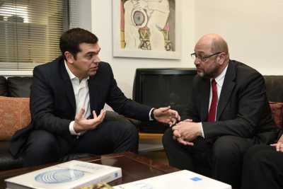 Τσίπρας - Σουλτς: Να μεταφερθεί το βάρος ταυτοποίησης προσφύγων στα τουρκικά παράλια