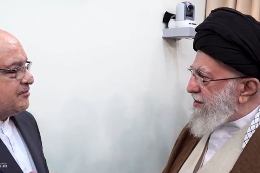 To Ιράν δημοσίευσε νέες φωτογραφίες του Χαμενεΐ και «διαψεύδει» τις φήμες ότι είναι σε κώμα