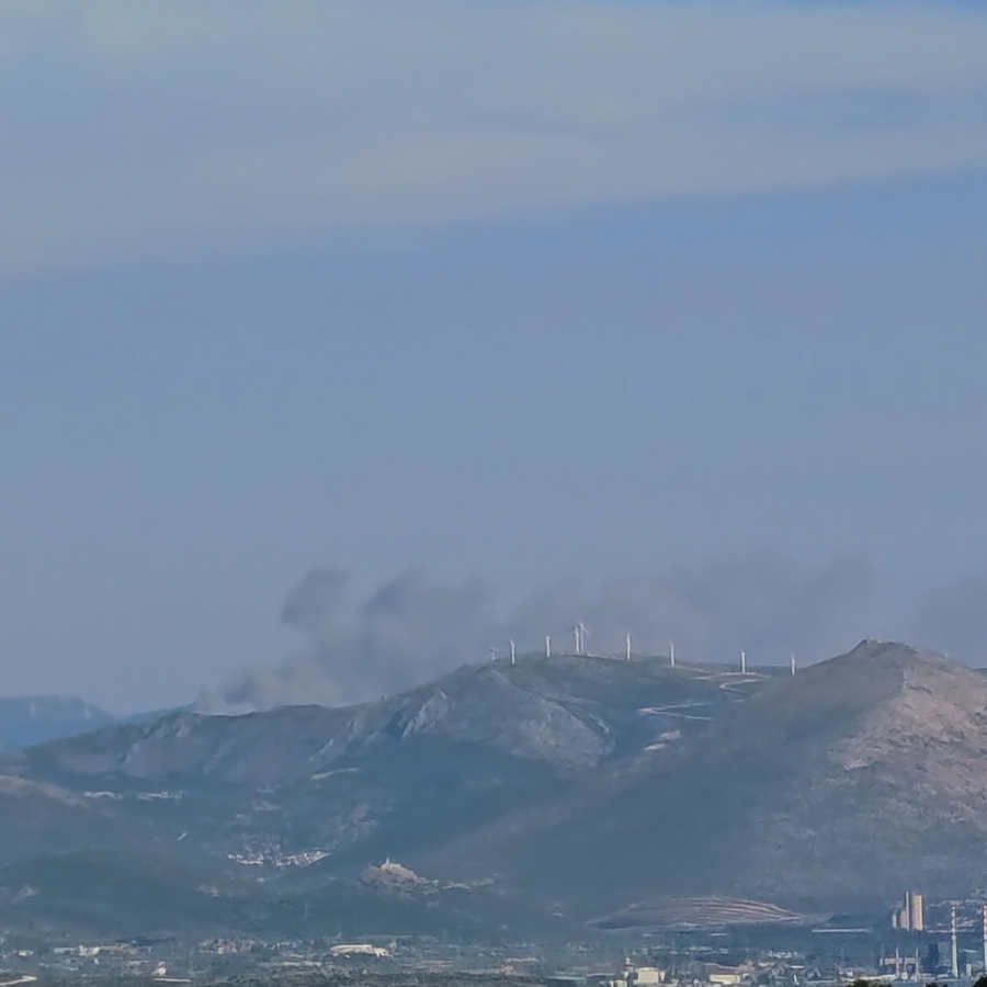 Καλύτερη η εικόνα της φωτιάς στην Εύβοια - Συνεχίζεται η μάχη με τις αναζωπυρώσεις, δεν κινδυνεύουν σπίτια (Βίντεο)