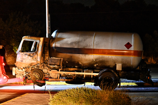 Πυροσβεστική και ΕΛΑΣ: Σεβαστή η αγανάκτηση αλλά αδιαπραγμάτευτος γνώμονας η ασφάλεια οδηγών και επιβαινόντων - Συνελήφθη ο οδηγός του βυτιοφόρου