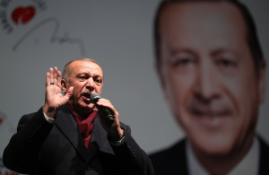 Τουρκία: Ο Ερντογάν «τελειώνει» με συνοπτικές διαδικασίες τον Νταβούτογλου