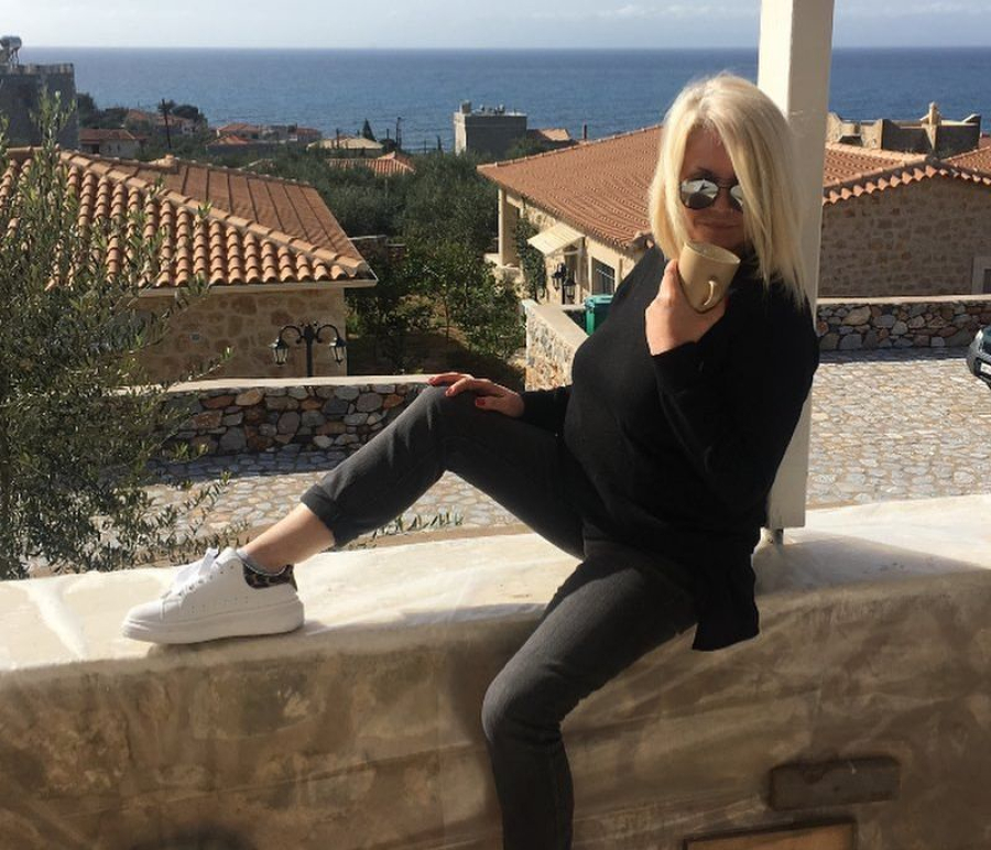 Ρούλα Κορoμηλά: «Από το 2007 δίνω μάχη με ένα θηρίο που ζει μέσα στο σώμα μου»