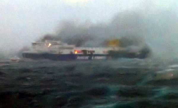 Ενας νεκρός ανασύρθηκε απο το πλοίο «Norman Atlantic» - 150 άτομα παραμένουν στο πλοίο (φωτο:ΑΠΕ)