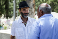 Ο Θανάσης Ευθυμιάδης περπάτησε ξυπόλητος πάνω σε σπασμένα γυαλιά (βίντεο)