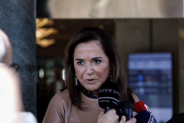 Καρφί Ντόρας Μπακογιάννη για μεσαία τάξη: Εγώ δεν είμαι Σταϊκούρας – Μισθός πάνω από 1.500 ευρώ