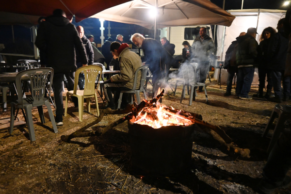 Τα Χριστούγεννα των αγροτών στα μπλόκα - Νέα πανελλαδική σύσκεψη την Κυριακή (Βίντεο)