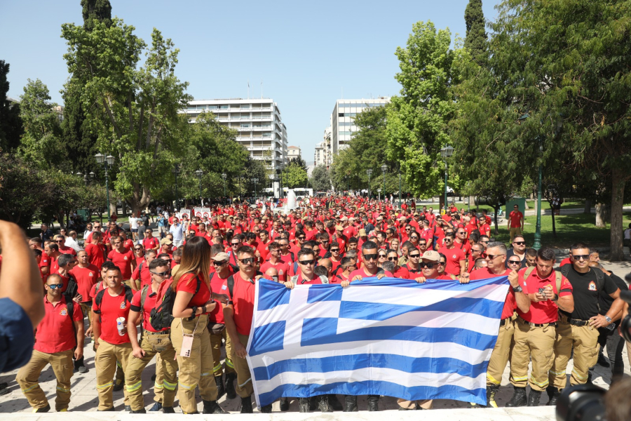 Στο δρόμο οι εποχικοί πυροσβέστες: «Μας χρειάζονται στις φωτιές, μας ξεχνούν μετά» (εικόνες)