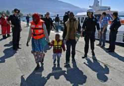 Θαλαμηγός με πάνω από 100 μετανάστες εντοπίστηκε στη Μήλο