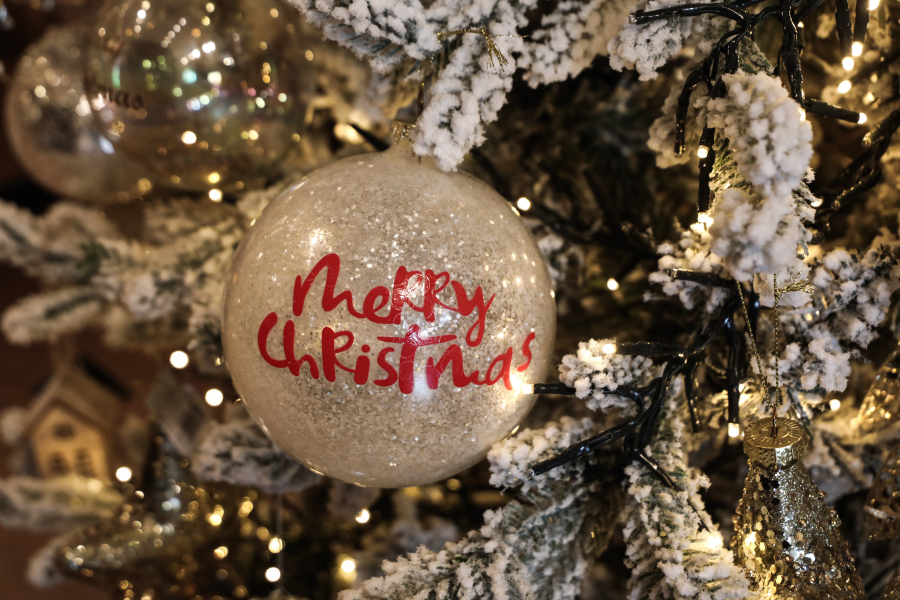 Εορταστικό ωράριο Χριστουγέννων 2024: Ποιες Κυριακές είναι ανοιχτά τα μαγαζιά