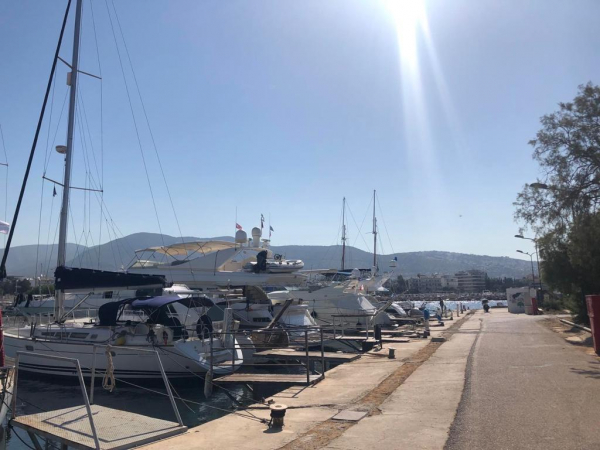 Οι δύο κόσμοι των φετινών διακοπών - Από λίγα ευρώ μέχρι τιμές... χρυσού την ημέρα (εικόνες & βίντεο)