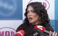 Κόνι Μεταξά: Η χιουμοριστική απάντησή της - «Ρουφιέμαι, γι' αυτό»