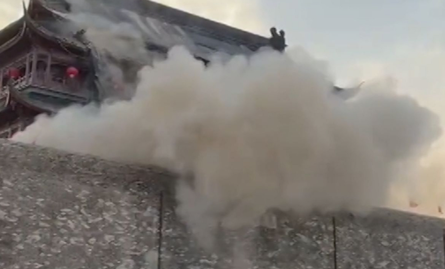 Κίνα: Η στιγμή που καταρρέει τμήμα πύργου 650 ετών (Βίντεο)