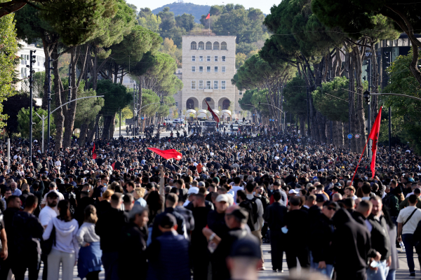Χάος στα Τίρανα με φωτιές, μολότοφ και πλαστικές σφαίρες - Στους δρόμους ξανά οι φοιτητές