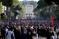 Χάος στα Τίρανα με φωτιές, μολότοφ και πλαστικές σφαίρες - Στους δρόμους ξανά οι φοιτητές