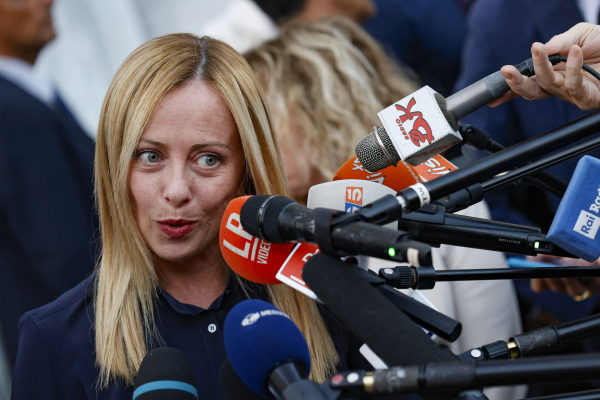 Η Μελόνι πήρε πίσω τον φόρο στις τράπεζες μετά τις αντιδράσεις