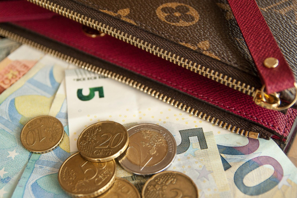 Επιδόματα ΟΠΕΚΑ: Οι αυξήσεις που δεν δόθηκαν και έγιναν φοροαπαλλαγές