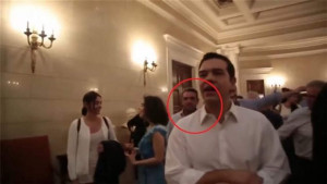 Δίπλα στον Τσίπρα ο Πετσίτης το βράδυ του δημοψηφίσματος στο Μαξίμου(video)
