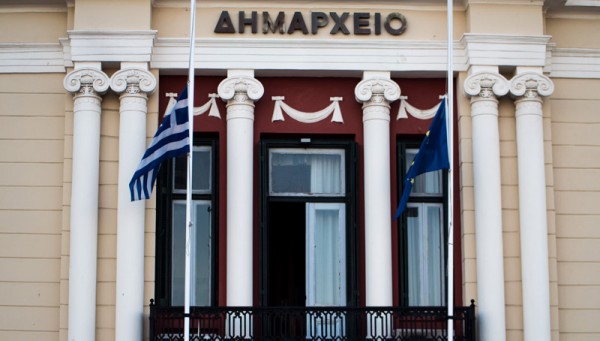 Μεσίστιες οι σημαίες στο δημαρχείο Μυτιλήνης για την επίθεση στο Μάντσεστερ