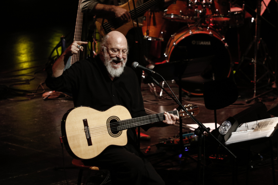 Διονύσης Σαββόπουλος: Ο άνθρωπος που ένωσε ποίηση και μουσική ταξίδεψε στην «Συννεφούλα» του