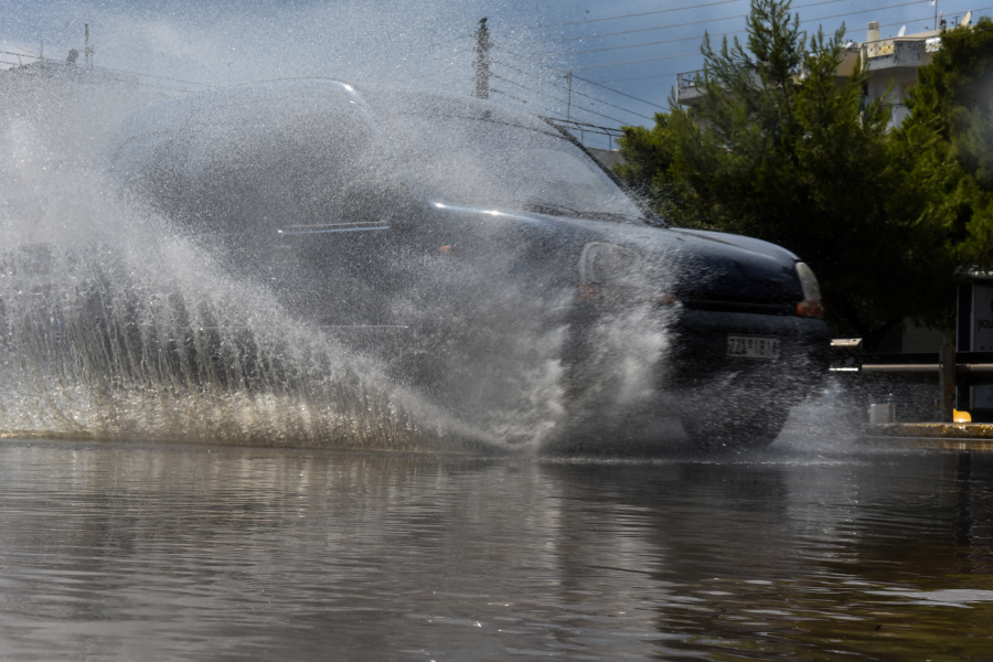 Κυκλοφοριακό «μπλακ άουτ» από την σφοδρή καταιγίδα - Ποιοι δρόμοι είναι απροσπέλαστοι