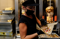 Ξεχάστε το... πιτόγυρο: Θα φτάσει την επόμενη εβδομάδα μέχρι και τα 4,5 ευρώ το τεμάχιο (βίντεο)