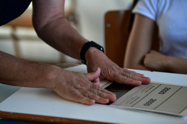 Πανελλήνιες - ΕΠΑΛ: Απαντήσεις στα Νέα Ελληνικά και στο θέμα της έκθεσης από Μεθοδικό και Dnews