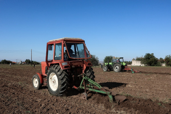 Τραγωδία στην Κρήτη: Άντρας καταπλακώθηκε από το τρακτέρ του