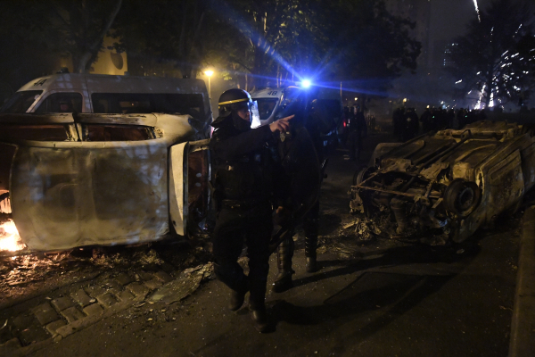 Ο Μακρόν επιστρέφει άρον άρον στο Παρίσι καθώς η Γαλλία «φλέγεται» από τις ταραχές, σάλος για την παρουσία του σε συναυλία του Έλτον Τζον