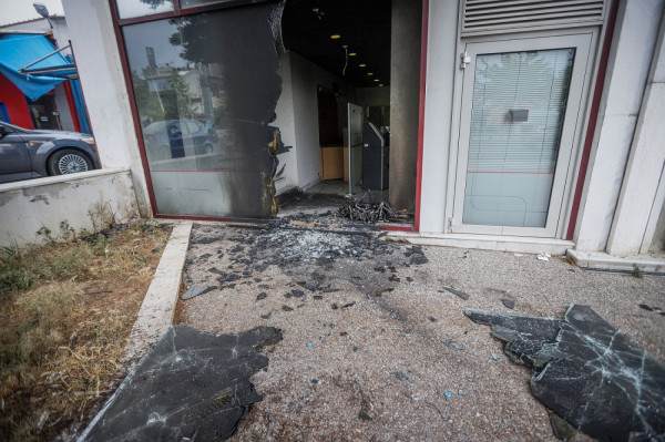 Έσπασαν με βαριοπούλες τράπεζα στη Συγγρού - Μεγάλες φθορές στο υποκατάστημα