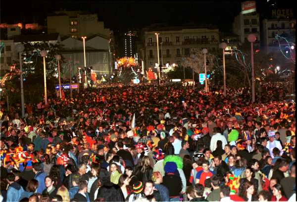 Πατρινό καρναβάλι 2017: Πάνω απο 30.000 καρναβαλιστές στην αποψινή παρέλαση