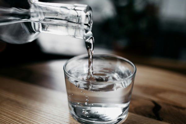 Γαλλία: Στην εντατική 46χρονη, ήπιε εμφιαλωμένο νερό που περιείχε καυστική σόδα