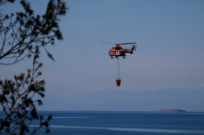 Φωτιά στην Πάτρα: Η στιγμή που ελικόπτερο ρίχνει νερό και σώζει σπίτι (βίντεο)