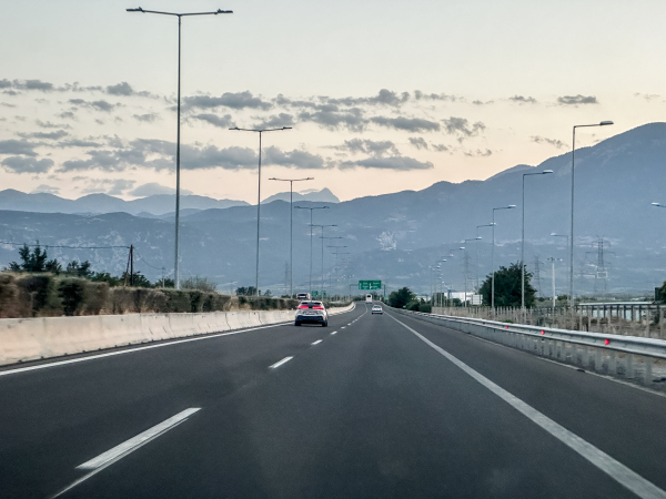 Εθνική Οδός Αθηνών - Λαμίας: Επίθεση με πέτρες σε διερχόμενα οχήματα