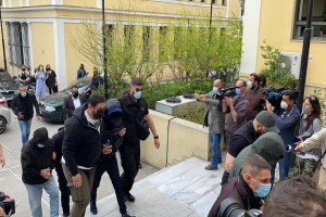 Στον εισαγγελέα με καλυμμένα χαρακτηριστικά ο Μένιος Φουρθιώτης, βαρύ το κατηγορητήριο εναντίον του (εικόνες, βίντεο)
