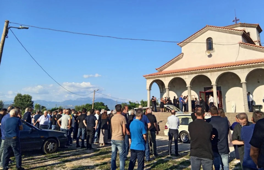 Τραγωδία στο Αγρίνιο: «Ράγισαν καρδιές» στην κηδεία της μικρής Αλεξάνδρας (βίντεο)