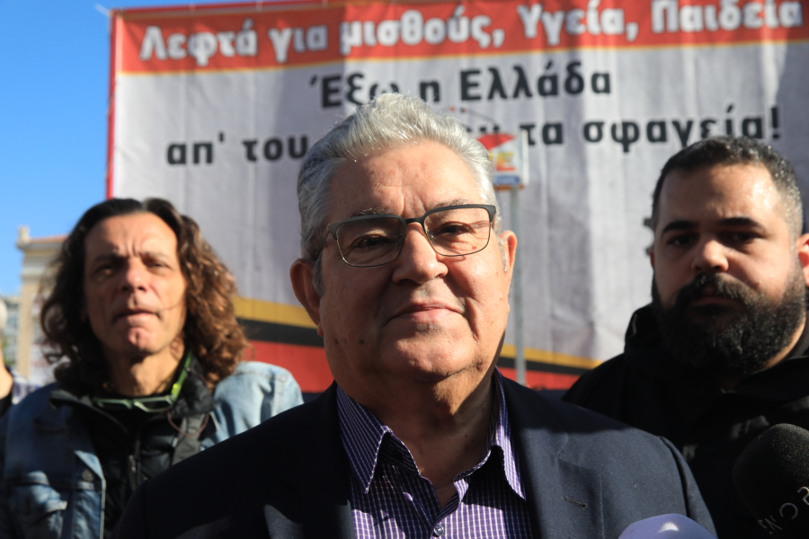 Σε εξέλιξη η προσυγκέντρωση του ΠΑΜΕ: Στα Προπύλαια και ο Δημήτρης Κουτσούμπας