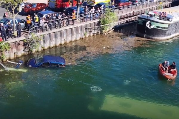 Εκπαιδευόμενος οδηγός έριξε λεωφορείο με επιβάτες στον Σηκουάνα (Εικόνες και Βίντεο)