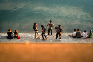 Η Gen Z ζει το «τώρα»: Λιγότερες αποταμιεύσεις, περισσότερα ταξίδια και δεύτερες δουλειές