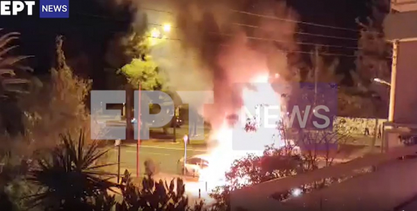 Βίντεο ντοκουμέντο από το τροχαίο στην παραλιακή, στις φλόγες αυτοκίνητα