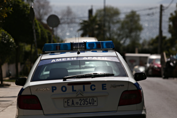 ΑΤ Μάνδρας: Επιτέθηκε με μαχαίρι σε αστυνομικούς και δέχθηκε πυρά