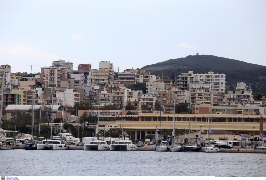 Κρουαζιερόπλοιο προσέκρουσε σε προβλήτα στο Λαύριο